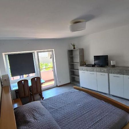 Ferienwohnung Mit Balkon In Krumpendorf Bagian luar foto