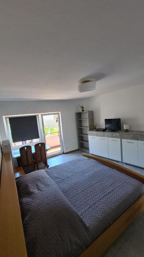 Ferienwohnung Mit Balkon In Krumpendorf Bagian luar foto